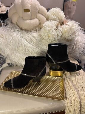 Giuseppe Zanotti "Guns 55"
Zip-Detail Ankle Booties